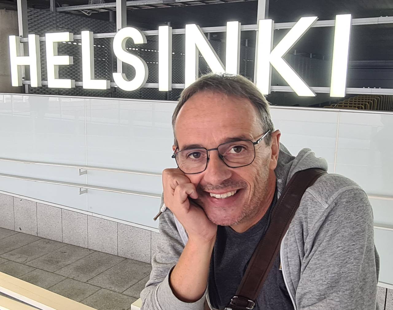 Das Bild zeigt Stefan Gemmel bei der Ankunft in Helsinki