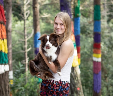 Das Bild zeigt Mareike Ammersken und ihren Hund