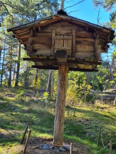 Vorratshäuschen des Dorfes Luumo